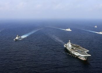 سفينتان حربيتان أميركية وكندية تعبران مضيق تايوان