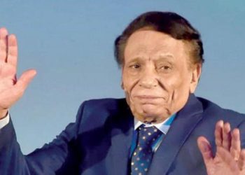 صحة «الزعيم» عادل إمام تفجر جدلاً في مصر