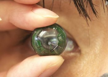 مثل الخيال العلمي.. عدسة لاصقة ذكيّة