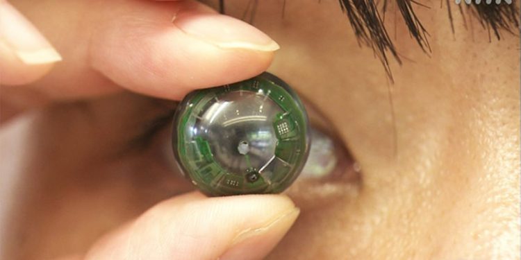 مثل الخيال العلمي.. عدسة لاصقة ذكيّة