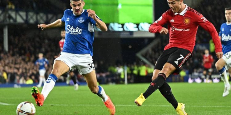 رونالدو يقود يونايتد لهزيمة إيفرتون بالهدف 700