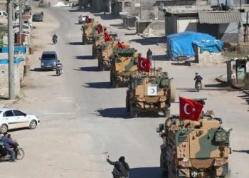 بالصورة.. متظاهرون يقطعون الطريق أمام رتل تركي في حلب