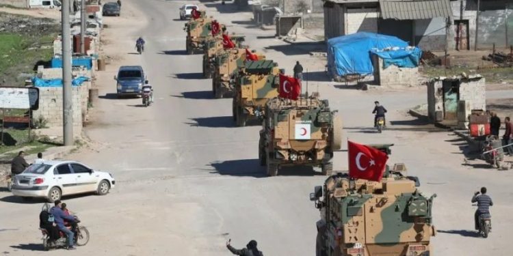 بالصورة.. متظاهرون يقطعون الطريق أمام رتل تركي في حلب