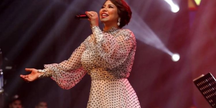 شقيق شيرين عبد الوهاب يحتجزها في مصحة نفسية بعد الاعتداء عليها بالضرب