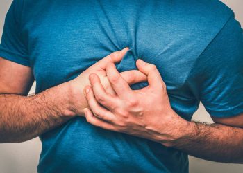 أعراض تنذر بالإصابة بالنوبة القلبية قبل شهر من حدوثها