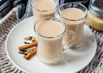 ماذا يحدث عند شرب الشاي بالحليب على الريق؟