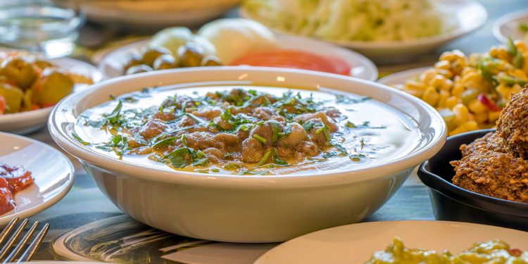 ماذا يحدث لجسمك إذا تناولت الفول والفلافل يومياً؟