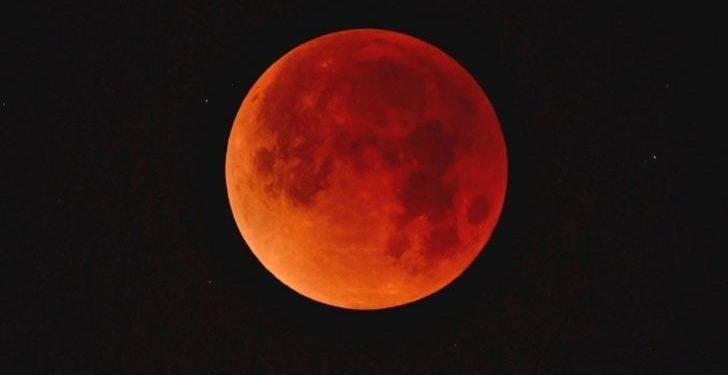العالم اليوم على موعد مع ظاهرة قمر الدم…وهذه التفاصيل