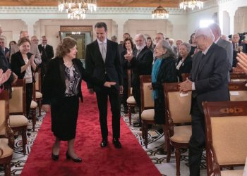 منح نائب رئيس الجمهورية نجاح العطار وسام أُميّة الوطني ذا الرصيعة