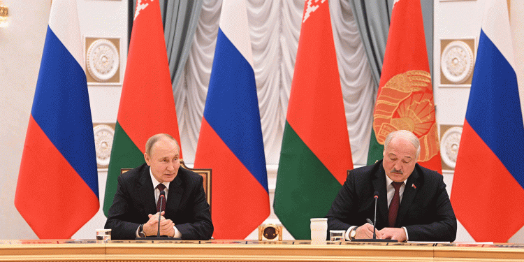 بوتين: روسيا مستعدة لتطوير المشاريع النووية في بيلاروسيا