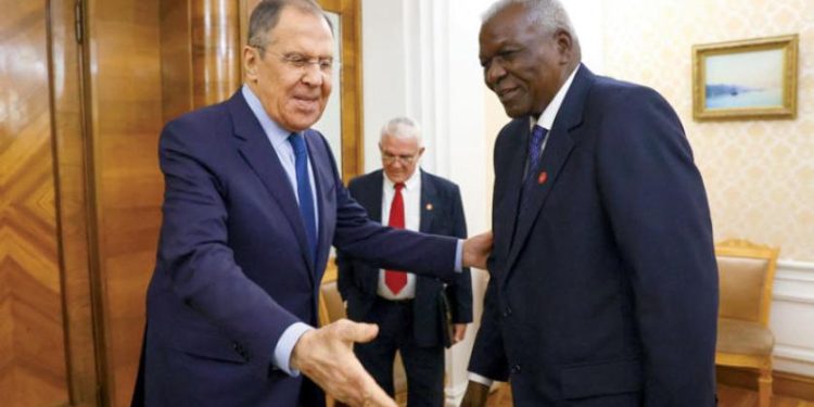 لافروف يتهم {الناتو} بالانخراط في الحرب ويلوّح بفتح جبهة تعاون مع بكين