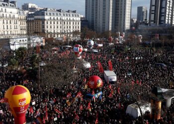 الإضرابات العمالية توقف نقل الوقود من المصافي في فرنسا