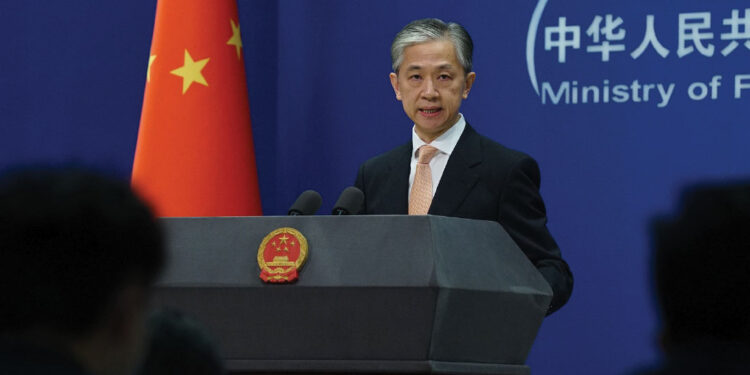بكين تدعو واشنطن إلى التوقف عن تأجيج الأزمة في أوكرانيا