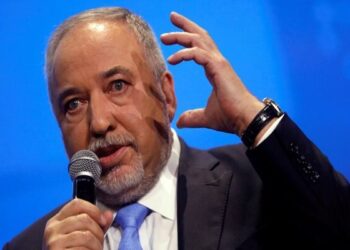 ليبرمان: نتنياهو يتصرف كالأرنب أمام نصر الله والسنوار ويقوض ردع إسرائيل