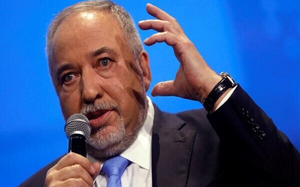 ليبرمان: نتنياهو يتصرف كالأرنب أمام نصر الله والسنوار ويقوض ردع إسرائيل