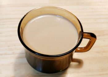 ماذا يحدث لصحتك عند شرب القهوة بالحليب على معدة فارغة؟