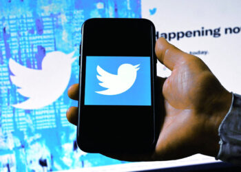 «تويتر» تكافح التلاعب بالرأي العام بالذكاء الاصطناعي