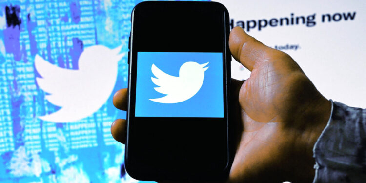 «تويتر» تكافح التلاعب بالرأي العام بالذكاء الاصطناعي