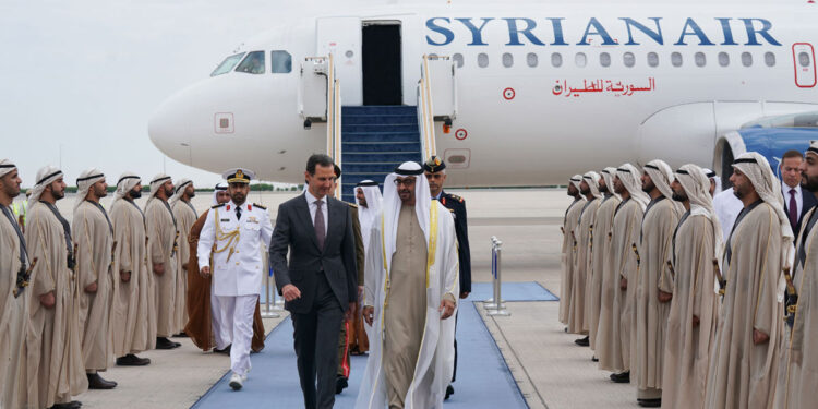 الأسد يصل إلى الإمارات.. ومحمد بن زايد في مقدمة مستقبليه