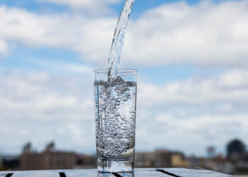 حقيقة مخاطر شرب الماء خلال تناول الطعام