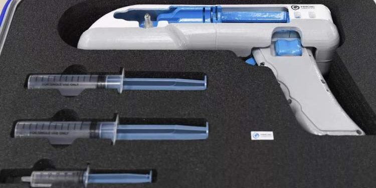 علماء يبتكرون “مسدس نسيج” لخياطة الجروح