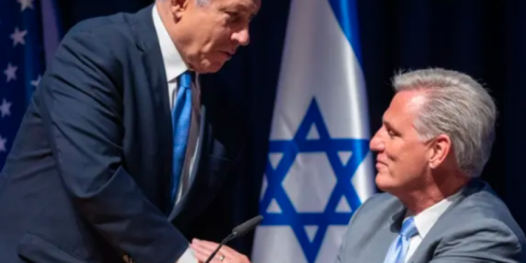 لوس انجلس تايمز: لماذا تعتبر زيارة كيفن مكارثي لإسرائيل ودعوته لنتنياهو “خطيرة للغاية”