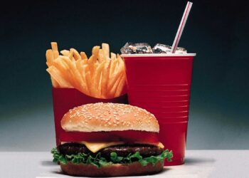 دراسة تكشف العلاقة بين التوتر وتناول الوجبات السريعة