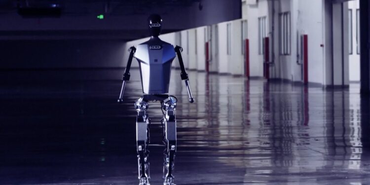 الصين تكشف عن أول روبوت يركض مثل الإنسان