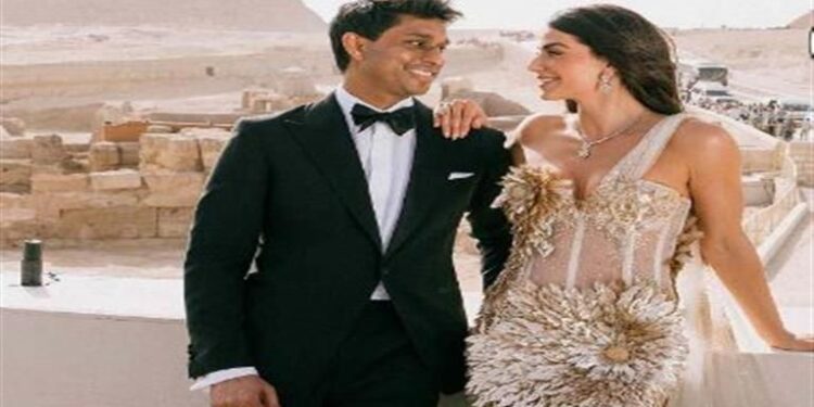 زفاف الملياردير أنكور جين على عارضة الأزياء إريكا هاموند على سفح الهرم