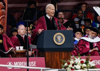 وول ستريت جورنال”: بايدن يلجأ إلى خطاب عنصري مع تآكل دعم الأميركيين من أصول أفريقية له