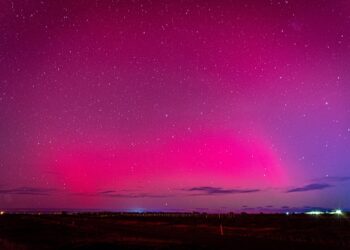 عاصفة شمسية قوية تضرب الأرض وتلوّن السماء بأضواء قطبية