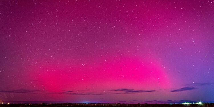 عاصفة شمسية قوية تضرب الأرض وتلوّن السماء بأضواء قطبية