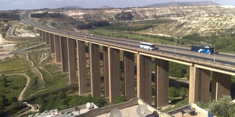 لصيانته.. تحويل حركة السير على طريق جسر الرستن في حمص إلى سلمية