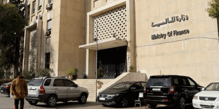 توقفت لأسباب أمنية.. “المالية” تعلن بدء صرف معاشات المدنيين والعسكريين المنشقين